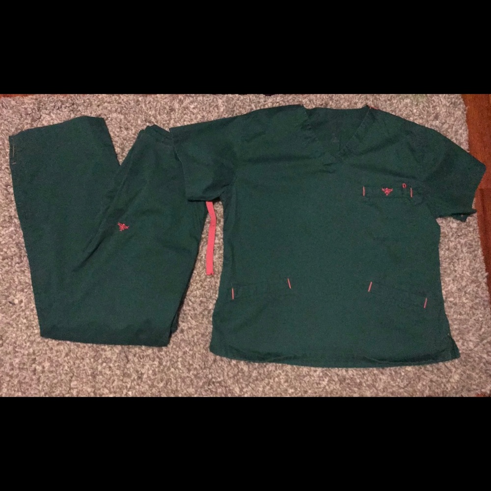 Med Couture large scrubs set used. good condition
